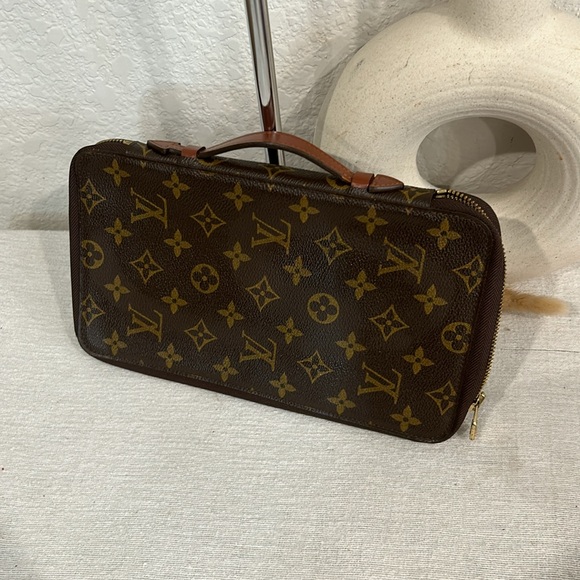 Authentic LOUIS VUITTON ESCAPADO like new with COA - Picture 4 of 15